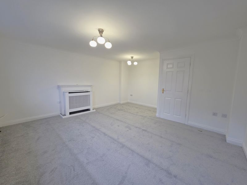 Property photo 3 of 11 Lounge