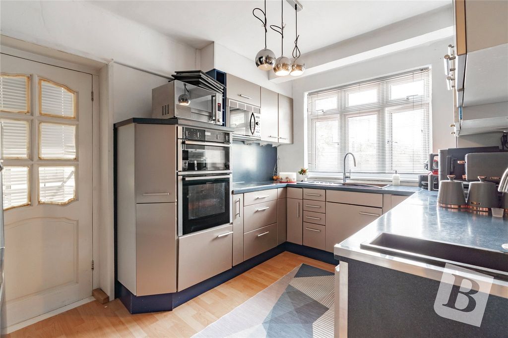 Property photo 3 of 18 Kitchen