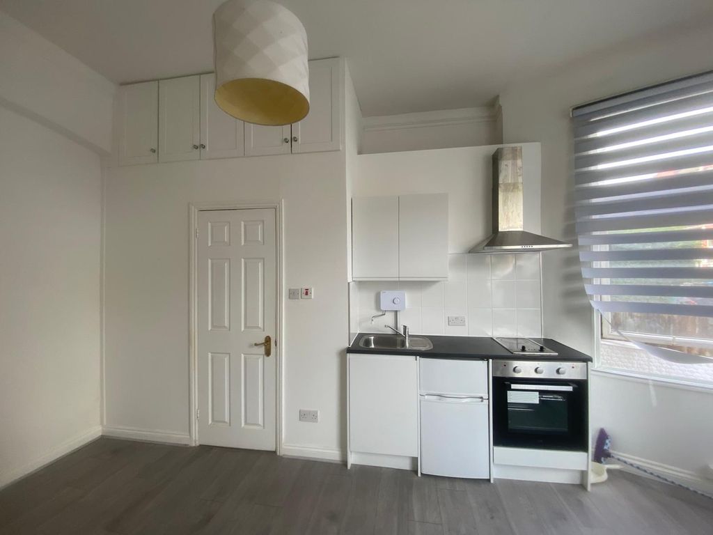 Property photo 2 of 8 8F2A5545-982d-4F84-A100-976Ec4Ebb1F8