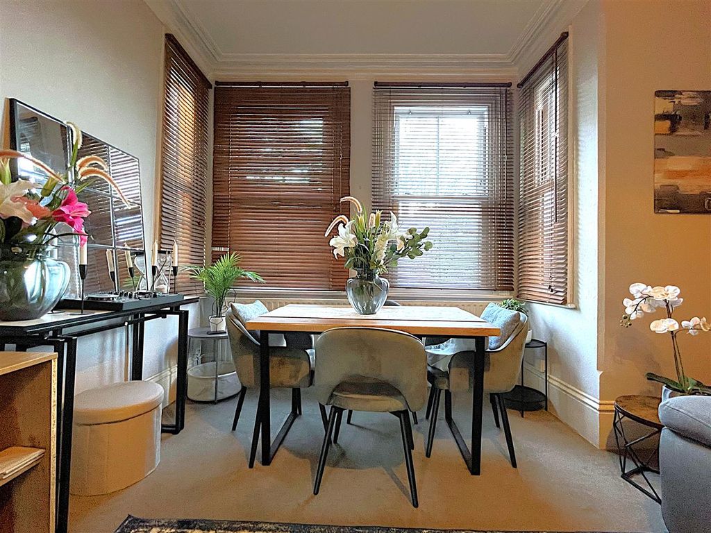 Property photo 3 of 11 Lounge.Bay.Jpg