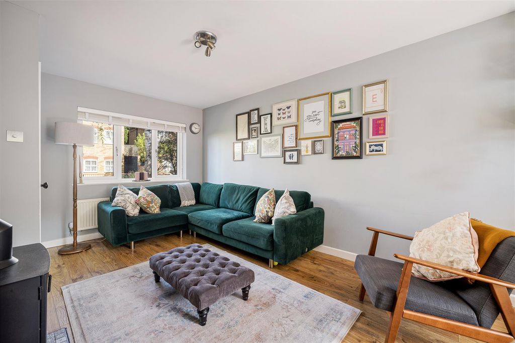 Property photo 2 of 23 Balcorne Street, E9