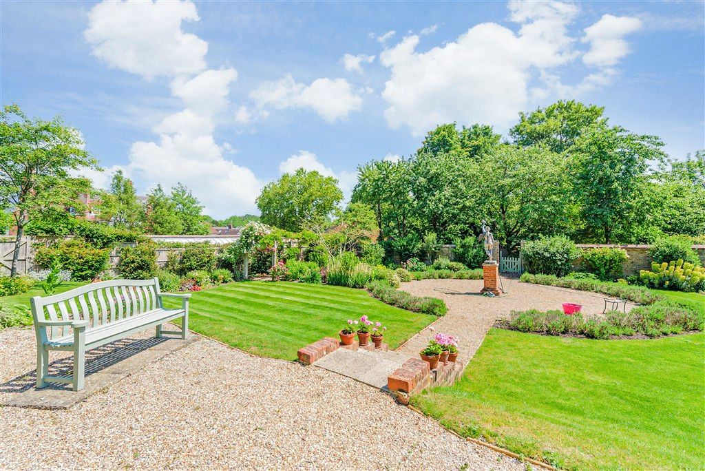Property photo 2 of 24 Communal Gardens