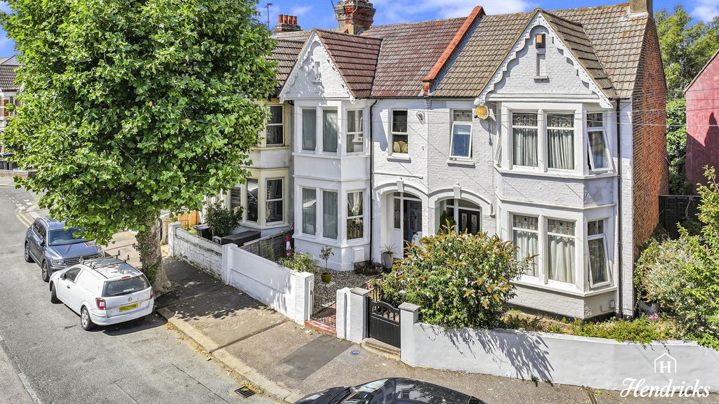Property photo 1 of 32