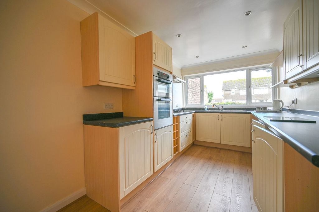 Property photo 2 of 12 Kitchen