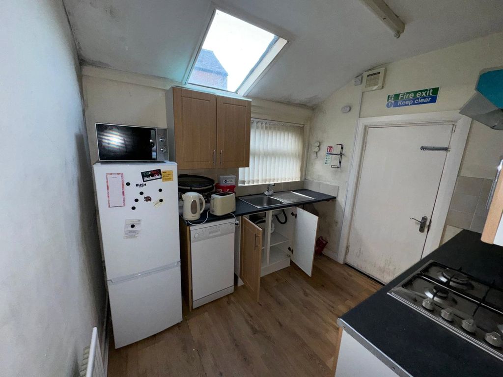 Property photo 2 of 8 Picture No. 13