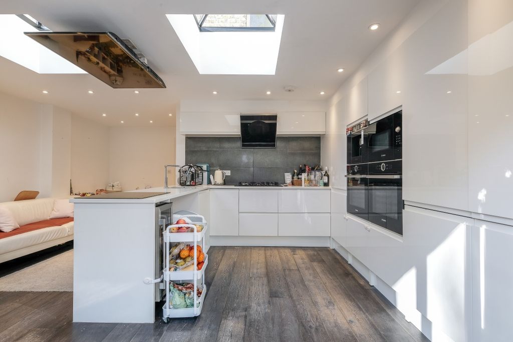 Property photo 2 of 12 61_Windsor_Rd__0014