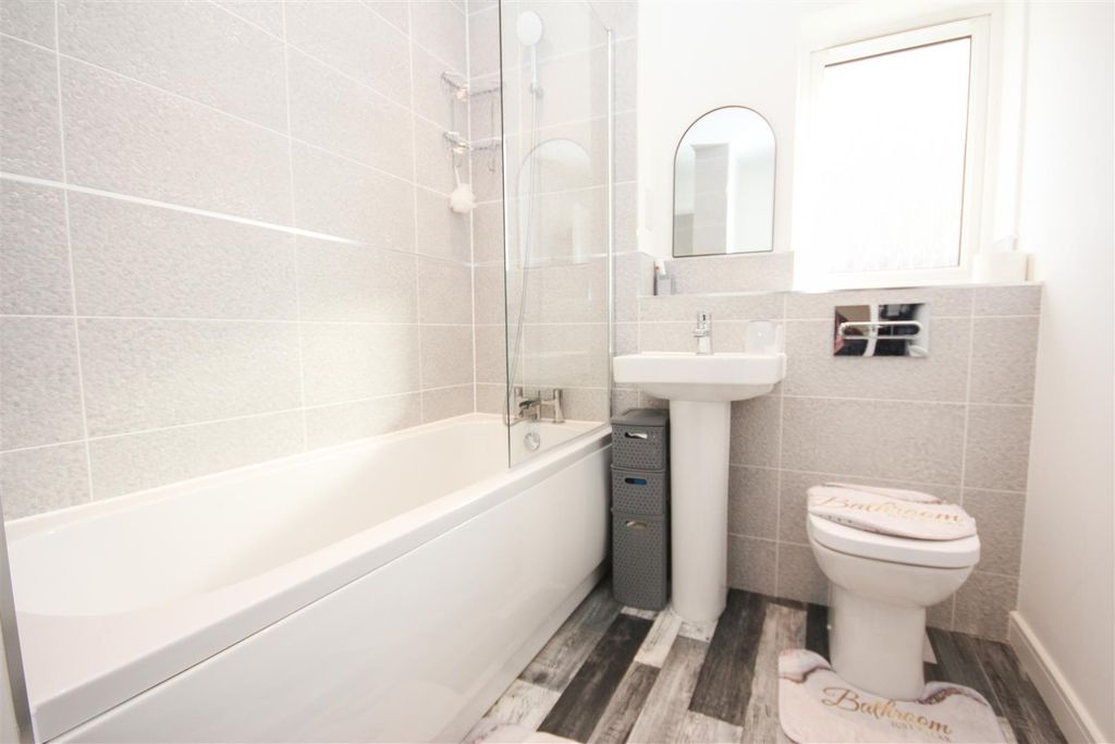 Property photo 2 of 11 Bathroom.Jpg