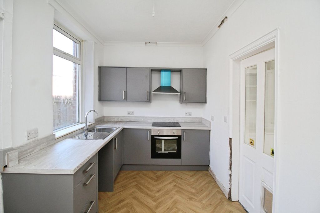 Property photo 2 of 9 Kitchen