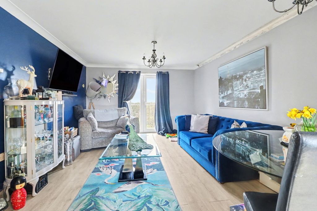 Property photo 2 of 8