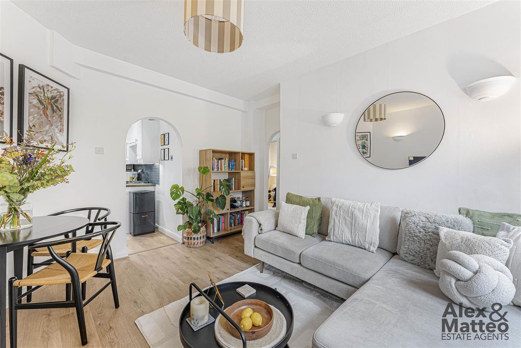 Property photo 2 of 17 Southwark Park Road