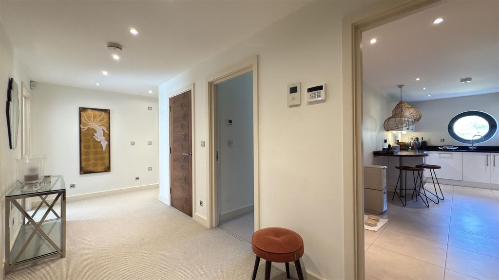 Property photo 2 of 10 Escala - Hallway