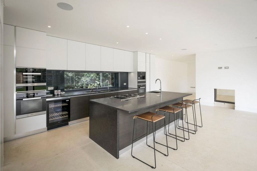 Property photo 3 of 12 Kitchen/Dining Area