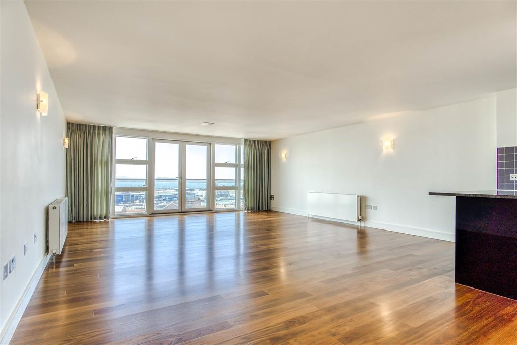 Property photo 3 of 28 1002Orchplaza-28.Jpg