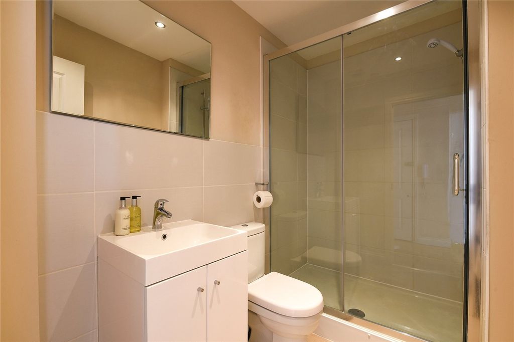 Property photo 3 of 6 Ensuite