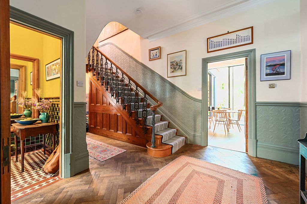 Property photo 3 of 40