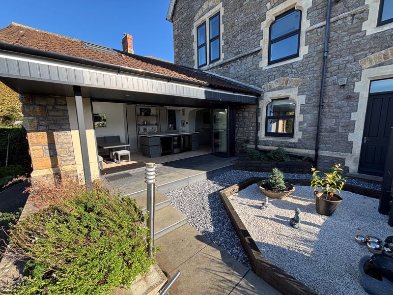 Property photo 2 of 43 Bi-Folding Doors And Garden