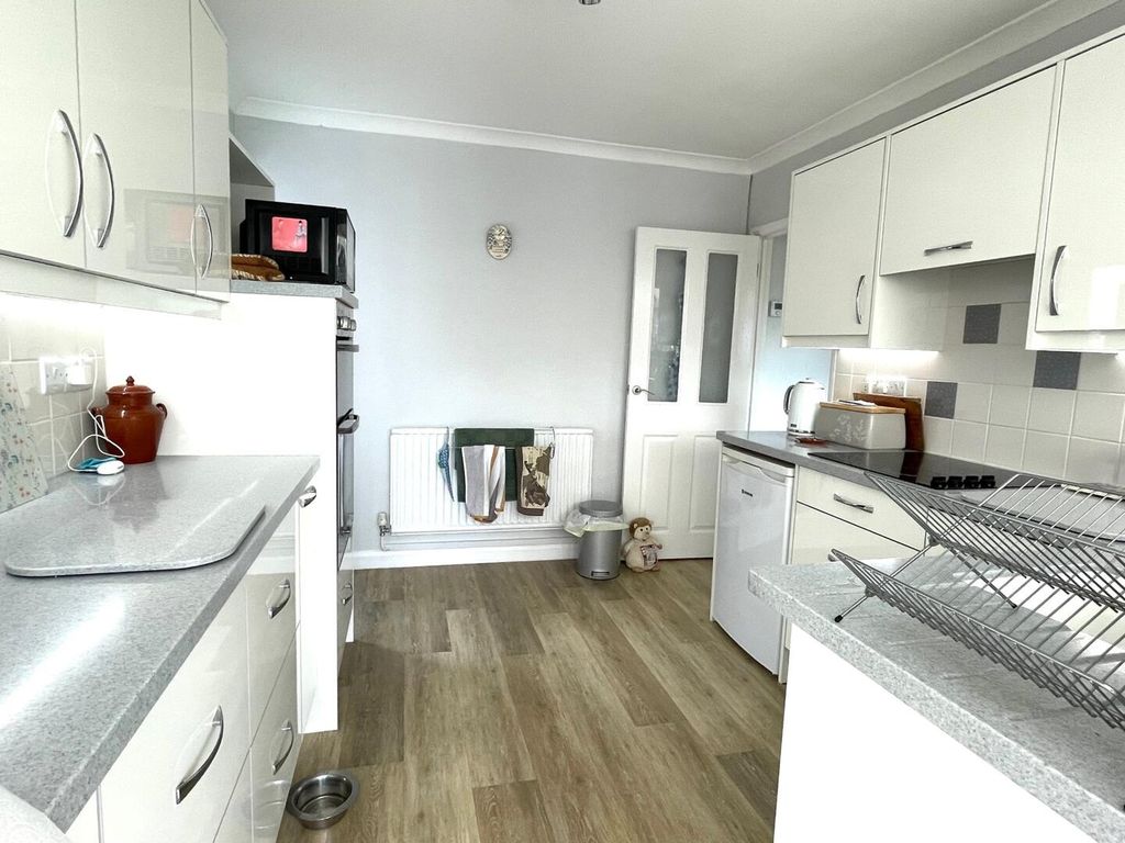 Property photo 3 of 25 Kitchen