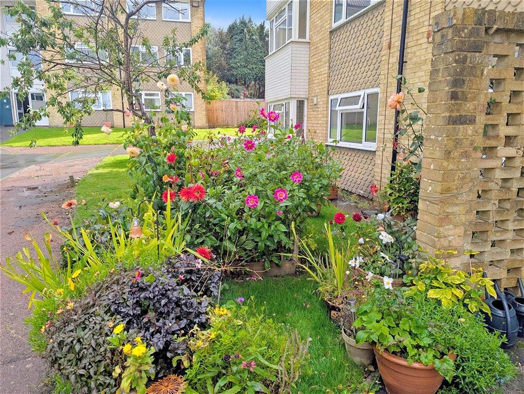 Property photo 1 of 10 Communal Gardens