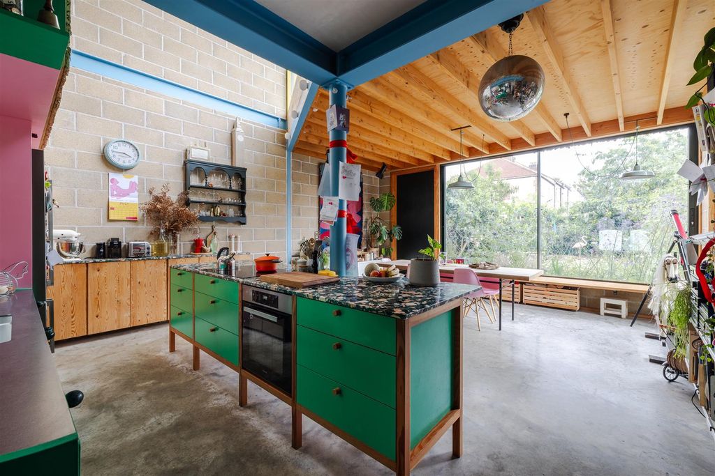 Property photo 2 of 64 Beech Hall Road, E4