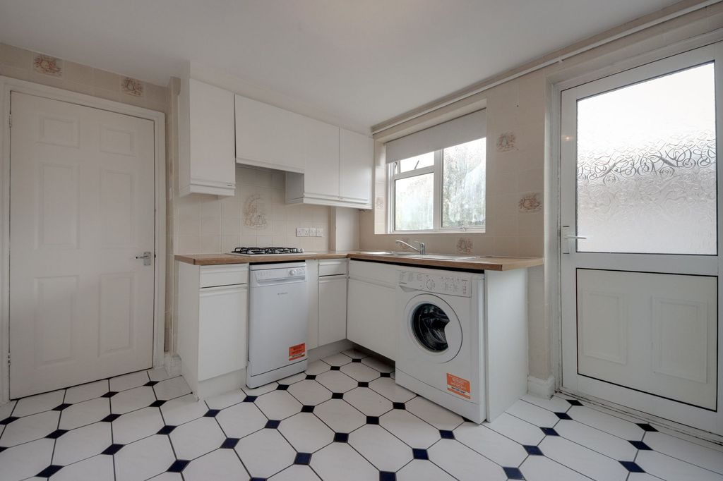 Property photo 3 of 10 Kitchen