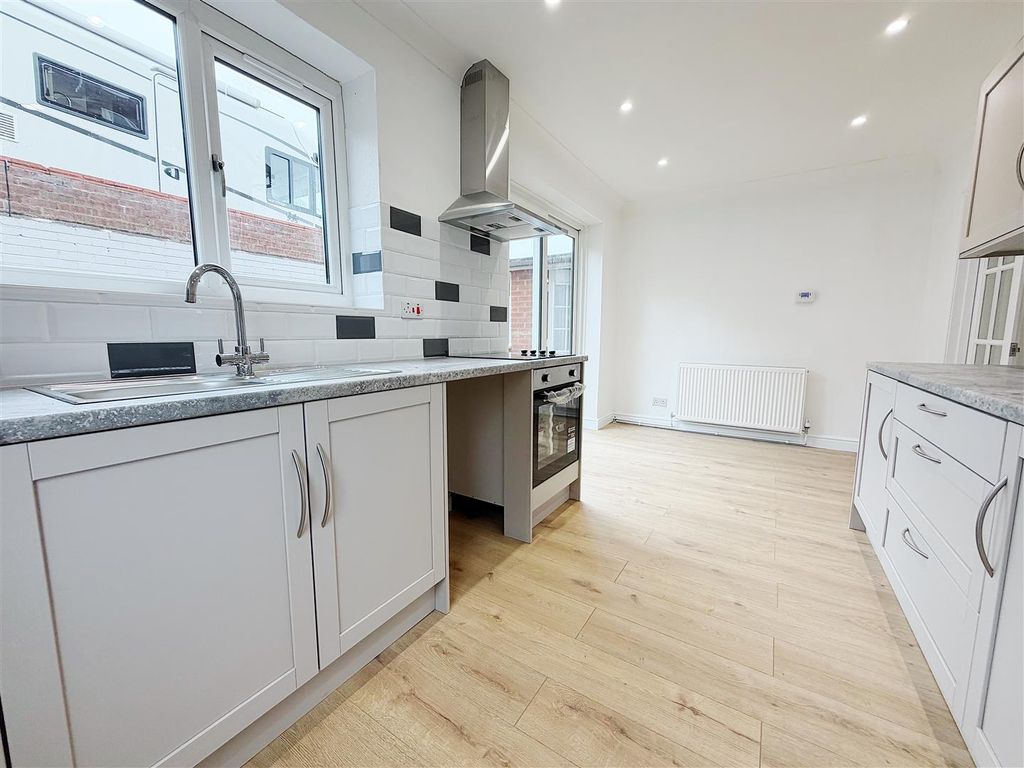 Property photo 3 of 18 Kitchen/Diner