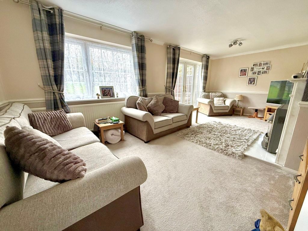 Property photo 2 of 18 Lounge