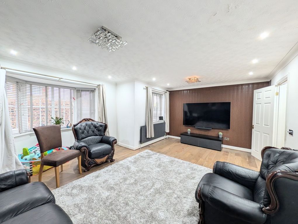 Property photo 2 of 25 Lounge