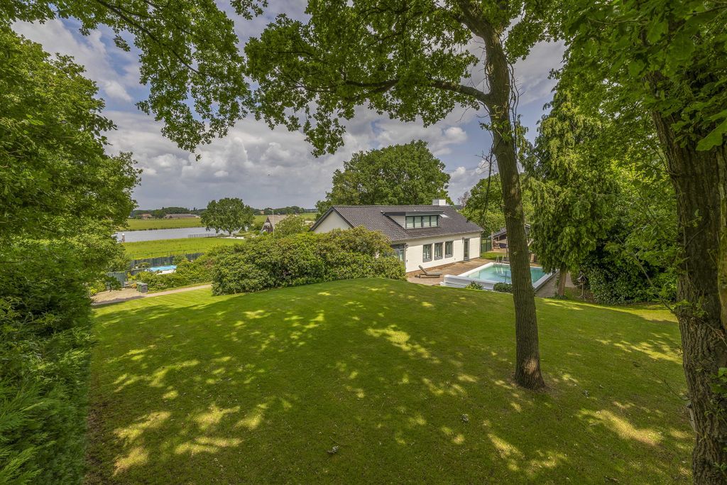 Property photo 3 of 49