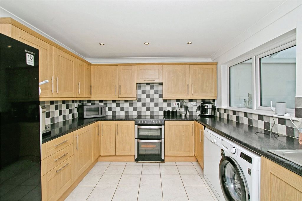 Property photo 3 of 27 Kitchen