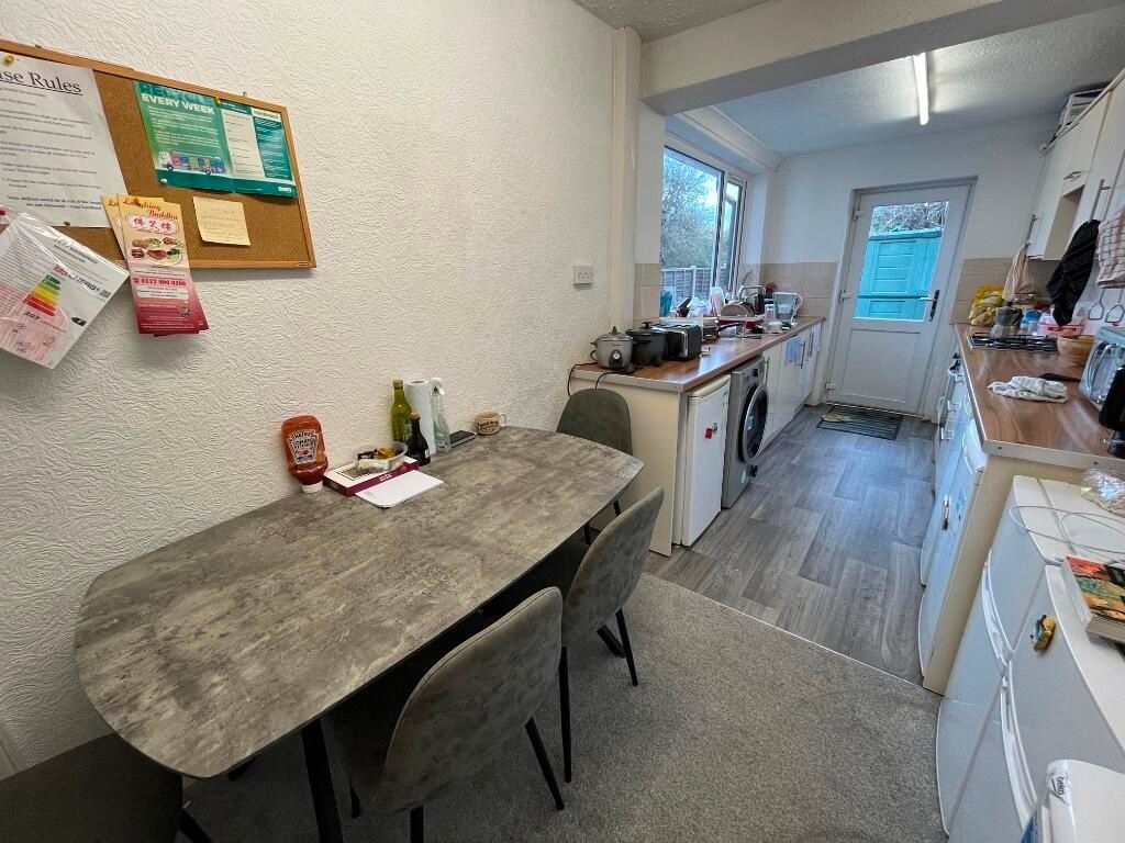 Property photo 3 of 7 A Bright, Modern Kitchen With Ample Countertop Spa...