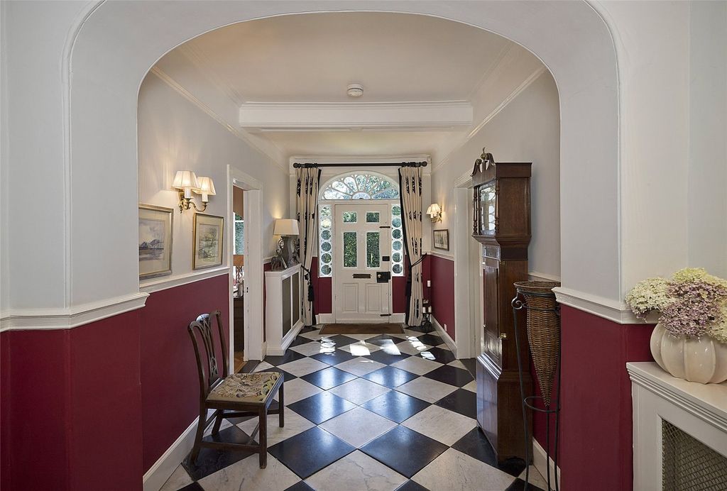 Property photo 3 of 27 Entrance Hall