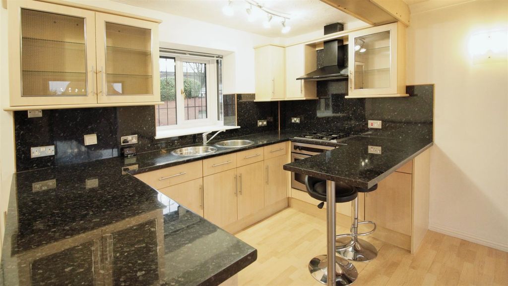 Property photo 2 of 10 Kitchen/Lounge