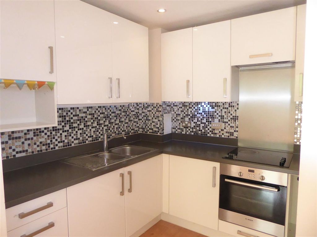 Property photo 3 of 6 Kitchen