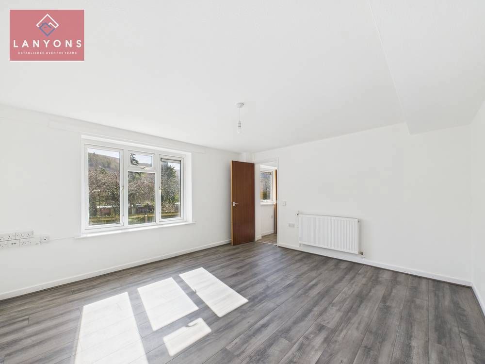 Property photo 3 of 10 Giraffe360-Still002
