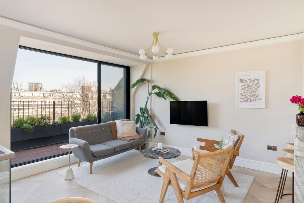 Property photo 3 of 19 Image