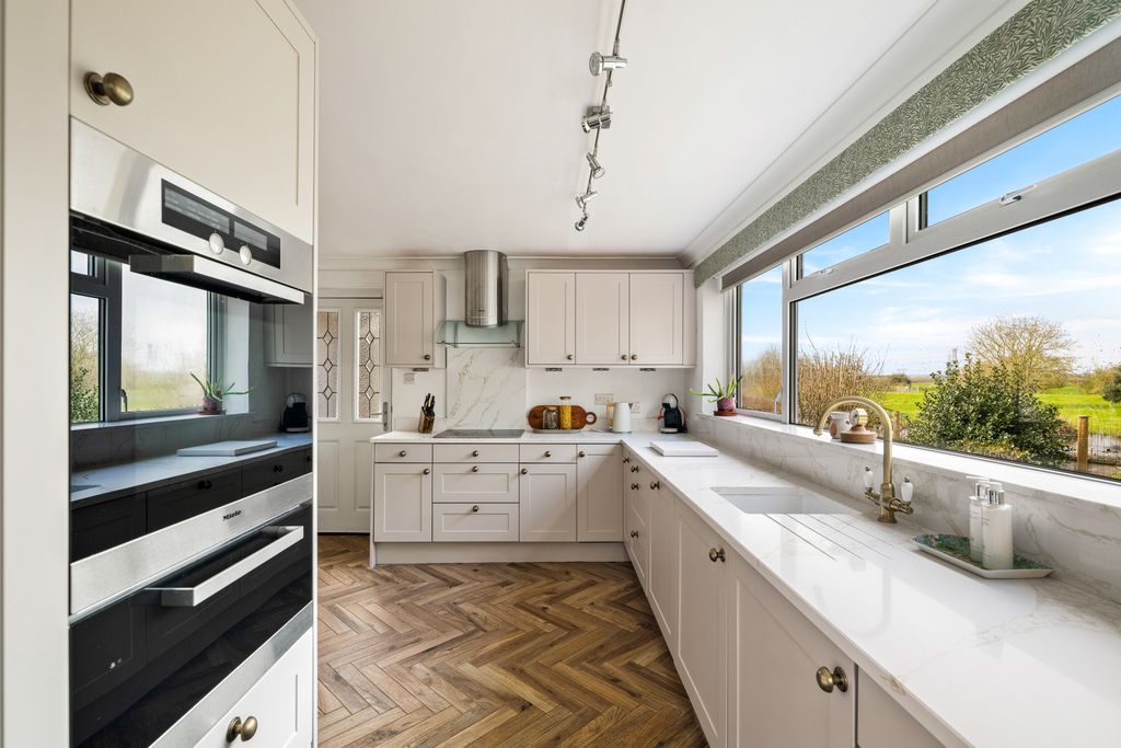 Property photo 2 of 25