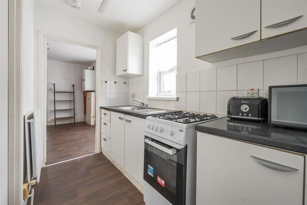 Property photo 3 of 20 Green Street, E7