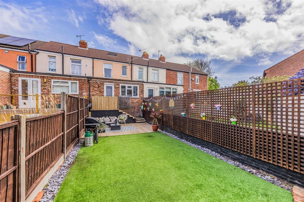 Property photo 2 of 28 12 Meryl Road, Southsea-Small-Porticomarketing-Sol