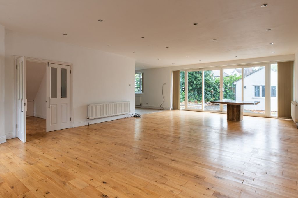 Property photo 2 of 17 Sitting Room