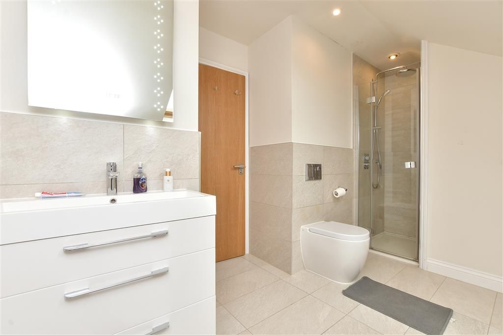Property photo 1 of 18 En-Suite Shower Room