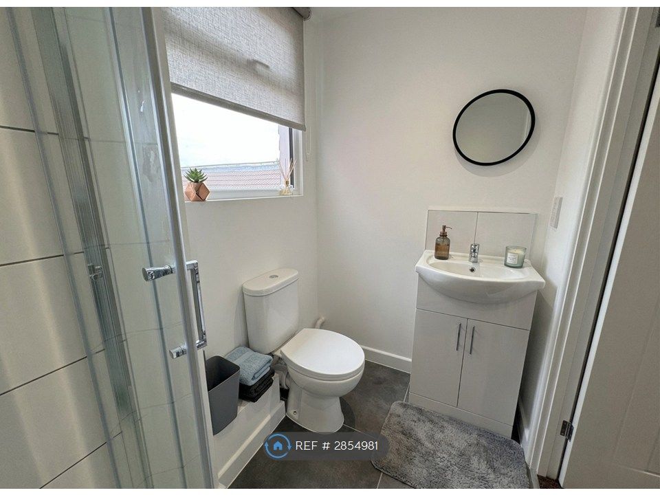 Property photo 2 of 8 Room 6 Ensuite