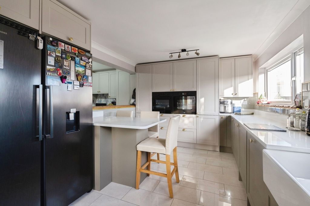 Property photo 2 of 19 Kitchen