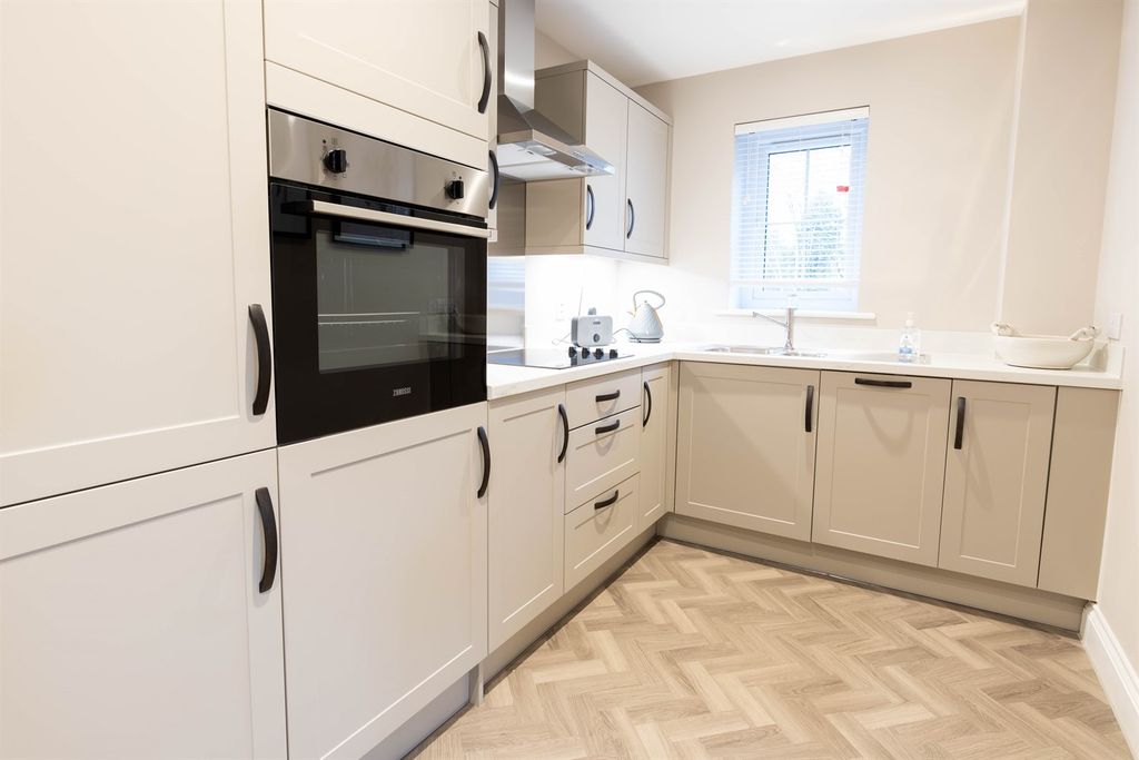 Property photo 3 of 8 Kitchen