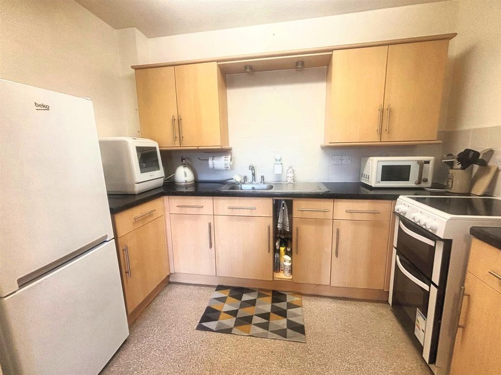 Property photo 3 of 10 Kitchen