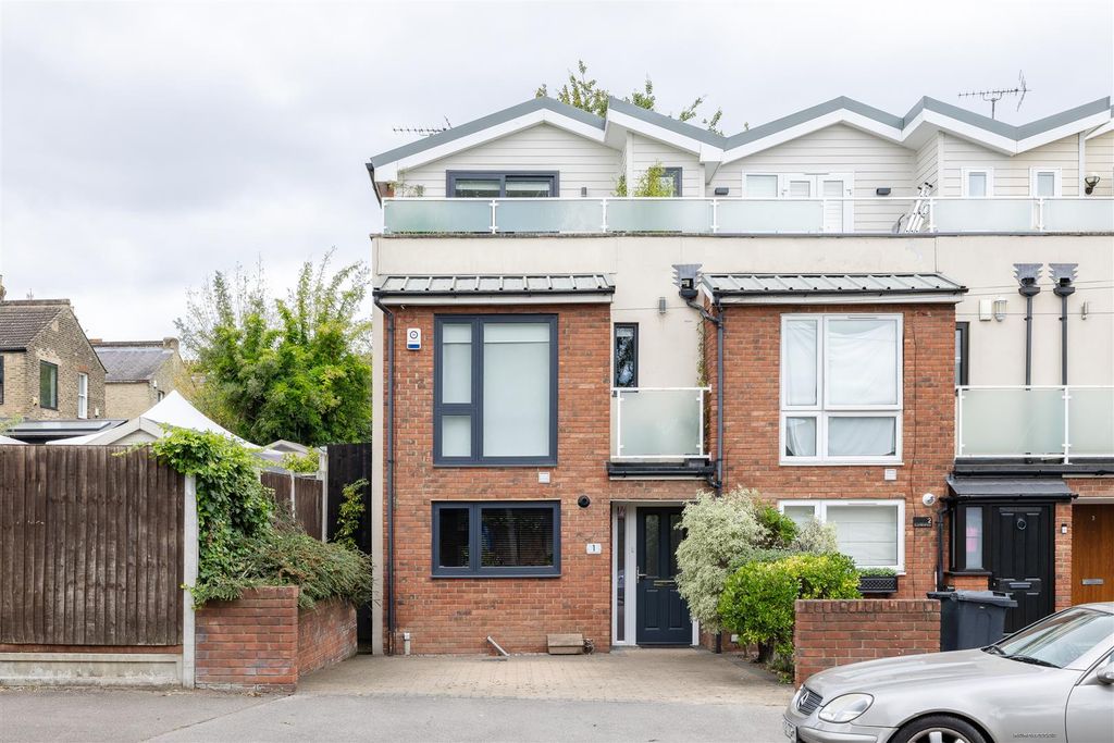 Property photo 1 of 37 St Barnabas Road, Ig8