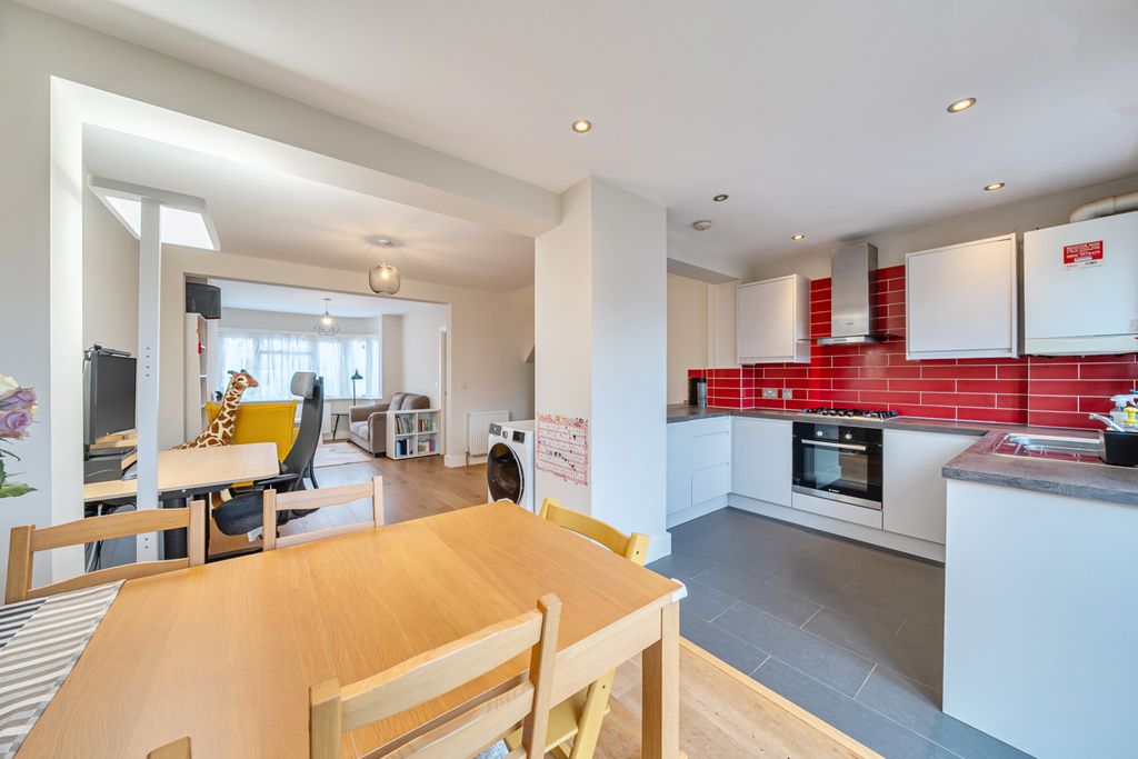 Property photo 2 of 20 1410075-6-698Dd4d...