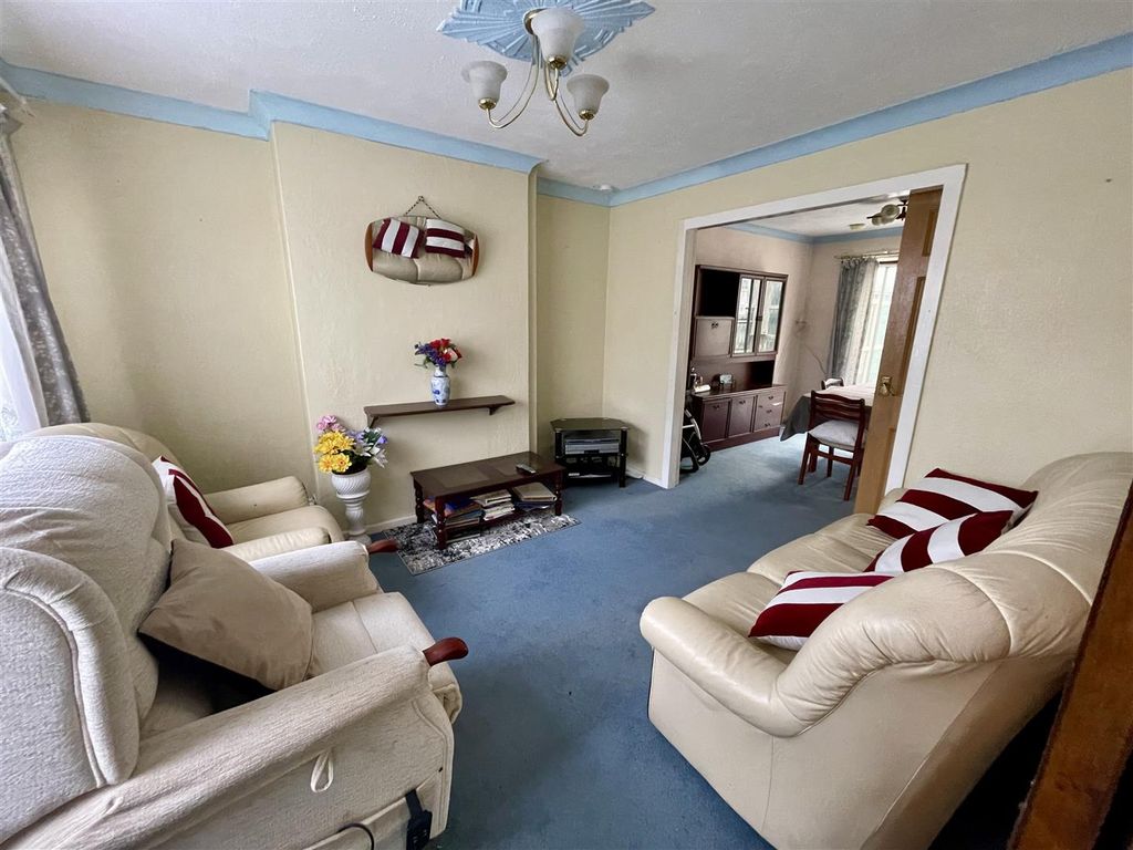 Property photo 3 of 11 Lounge