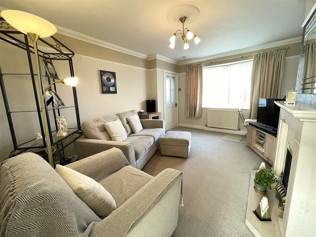 Property photo 3 of 22 Lounge