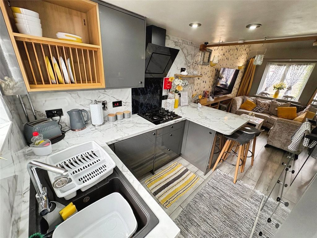 Property photo 3 of 7 Kitchen