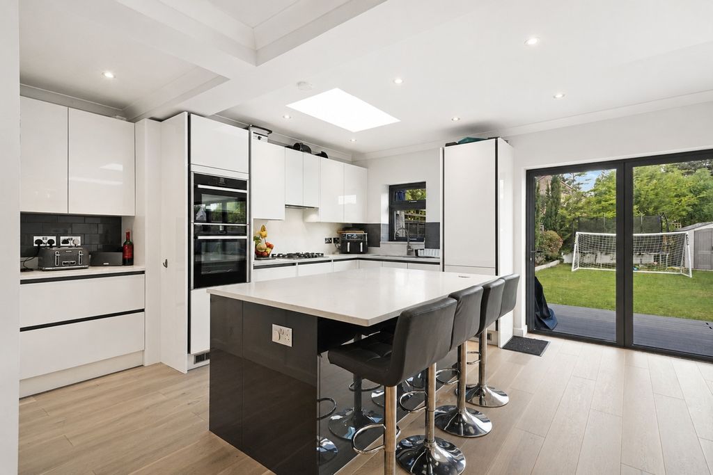 Property photo 2 of 21 4939343